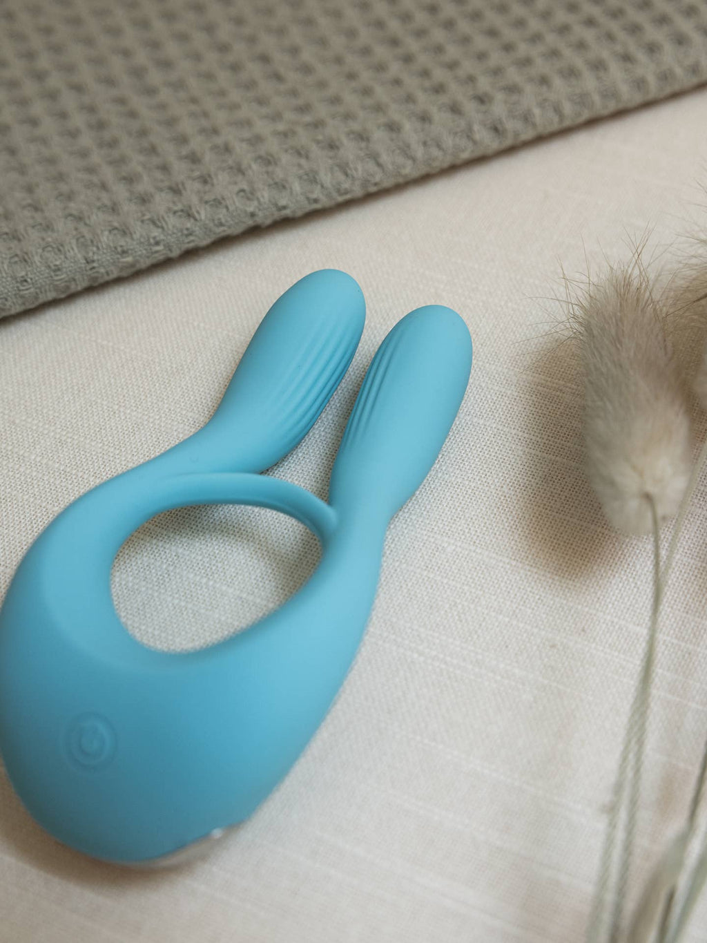 Medlar | Vulva Contouring Cock Ring with Vibrating Clitoral